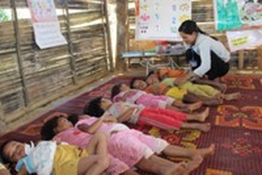 Xót xa cảnh dạy học trong túp lều cũ nát