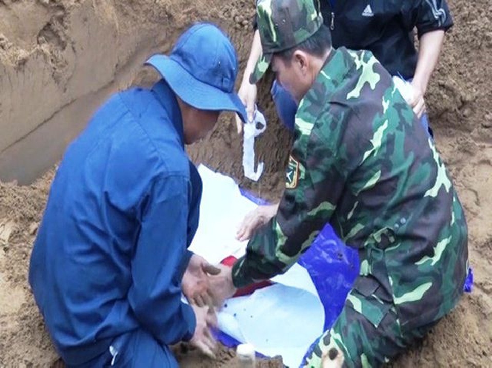 Phát hiện 4 hài cốt liệt sĩ trong vườn nhà dân - 1 Phát hiện 4 hài cốt liệt sĩ trong vườn nhà dân - 1