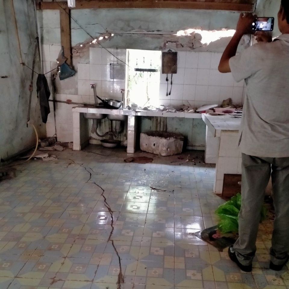Trận động đất khiến Hà Nội rung lắc: Hàng trăm ngôi nhà nứt toác ở Sơn La - 3 Trận động đất khiến Hà Nội rung lắc: Hàng trăm ngôi nhà nứt toác ở Sơn La - 3