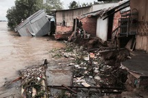 Ba mẹ con đang ăn cơm bỗng cả căn nhà sụt xuống sông