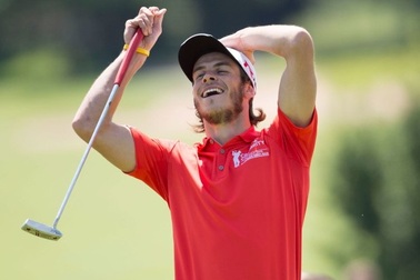 Ngồi trên khán đài, Gareth Bale thản nhiên theo dõi... đánh golf