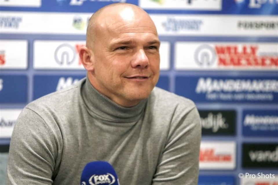 HLV Heerenveen chưa tính việc để Văn Hậu ra sân ở giải Hà Lan - 2 HLV Heerenveen chưa tính việc để Văn Hậu ra sân ở giải Hà Lan - 2