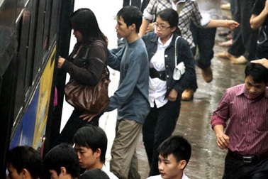 Vẫn “ám ảnh” nạn móc túi ở trạm xe buýt Cầu Giấy