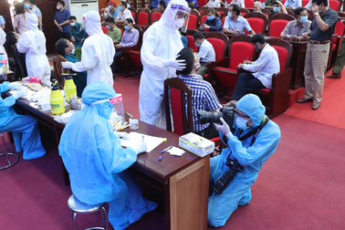 Phóng viên tuyến đầu Báo Dân trí vững tâm tác nghiệp sau khi tiêm vắc xin