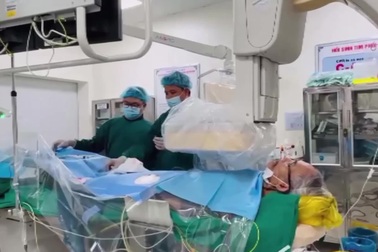 Ông lão bị ung thư nằm trên giường bệnh vẫn xin bác sĩ hát gần 10 bài