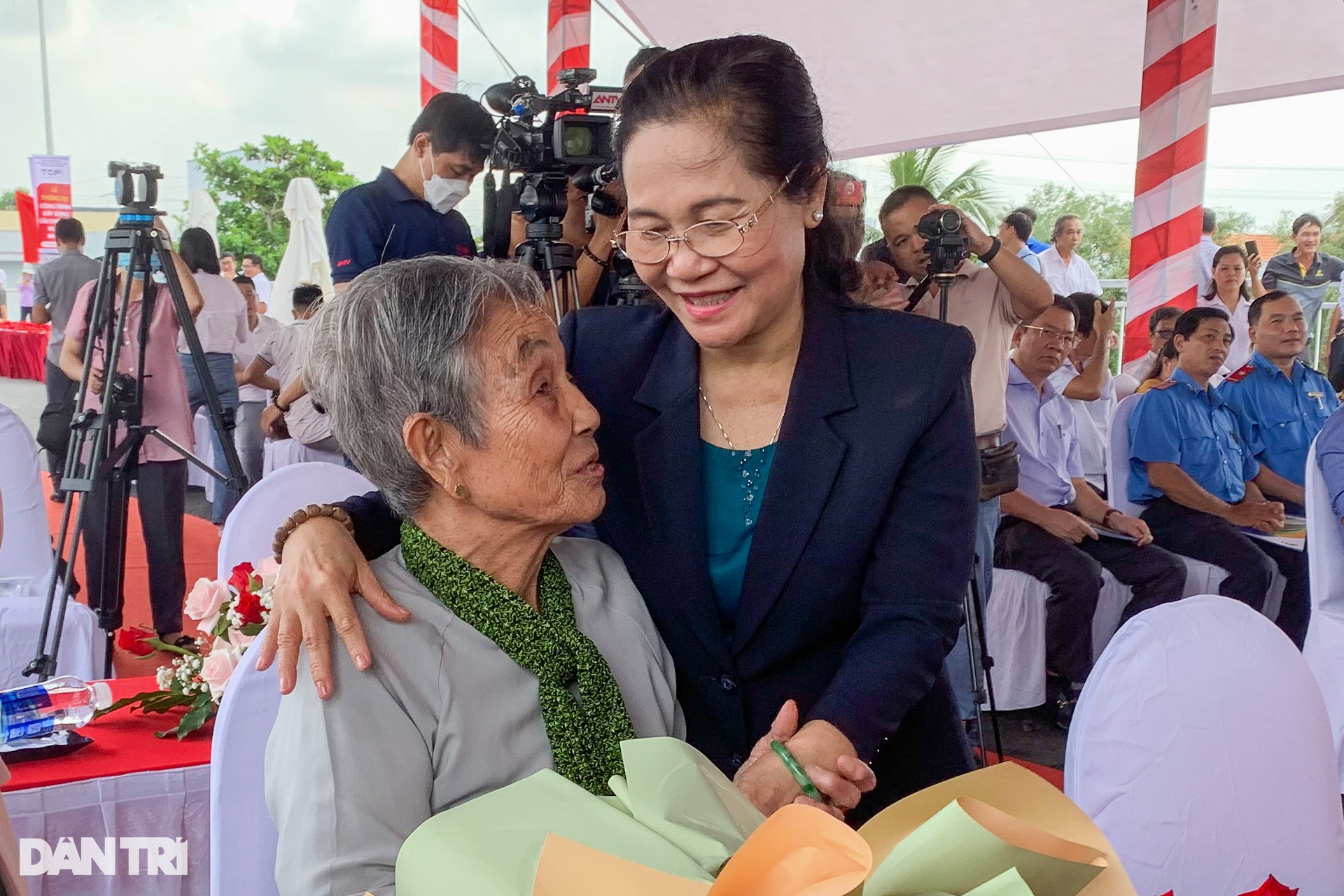 Người dân trên dưới cầu tươi như hoa khi cầu Long Kiểng thông xe - 1 Người dân trên dưới cầu tươi như hoa khi cầu Long Kiểng thông xe - 1