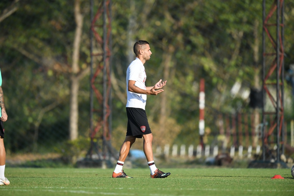 Văn Lâm tích cực tập luyện, quyết giành lại vị trí tại Muangthong United - 9 Văn Lâm tích cực tập luyện, quyết giành lại vị trí tại Muangthong United - 9