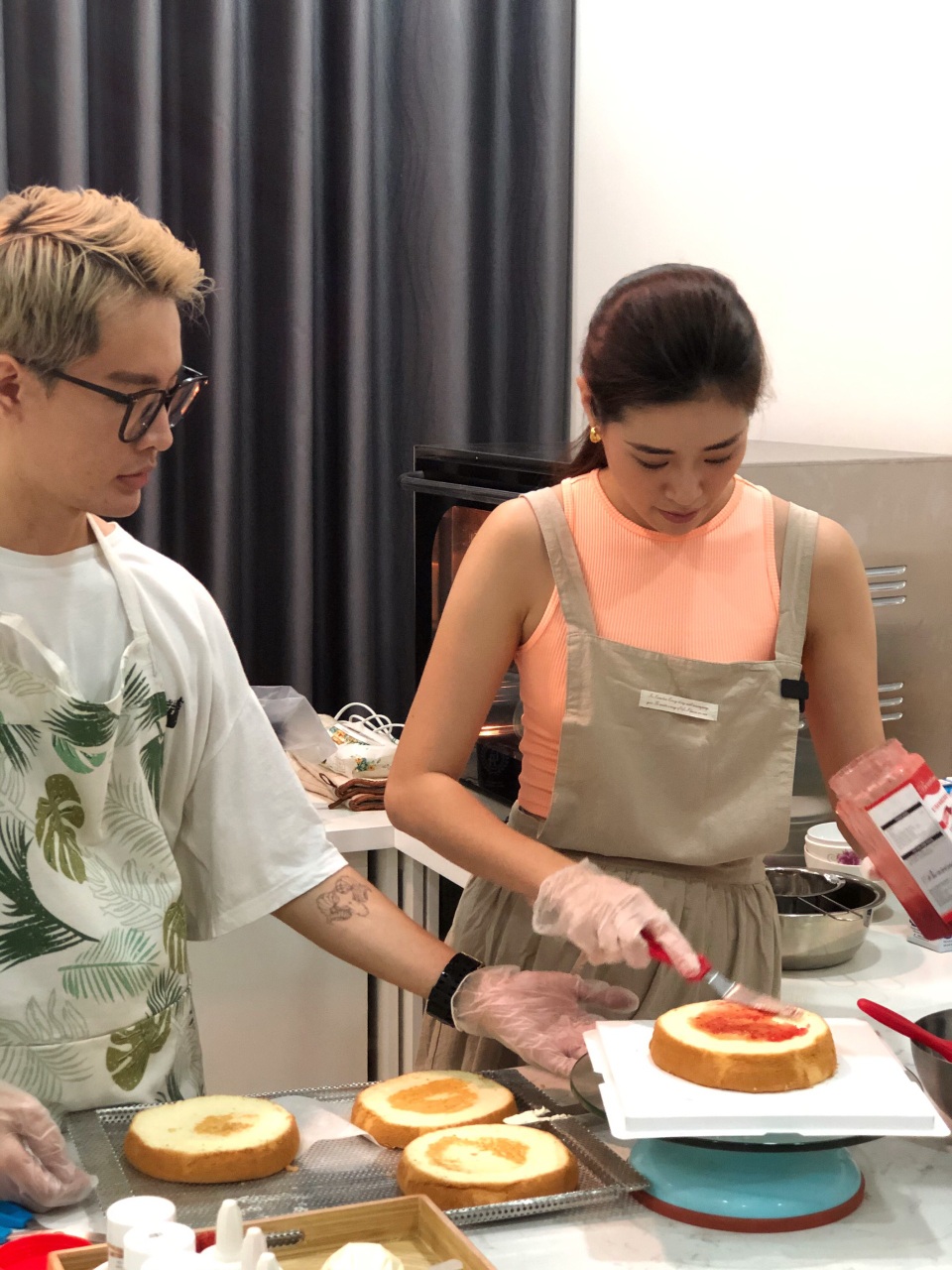 Hoa hậu Khánh Vân tự làm bánh sinh nhật mẹ vừa tình cảm, an toàn mùa dịch - 1 Hoa hậu Khánh Vân tự làm bánh sinh nhật mẹ vừa tình cảm, an toàn mùa dịch - 1