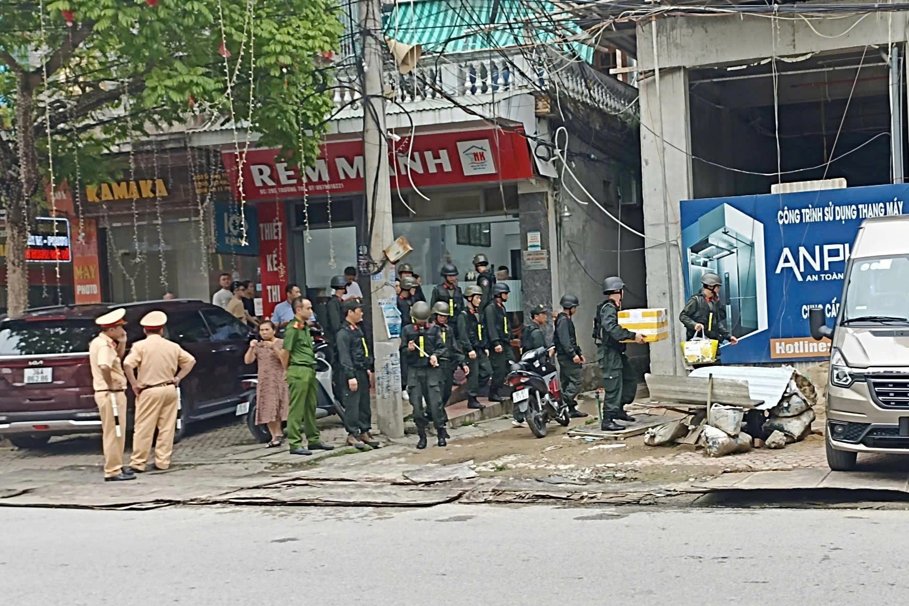 Cảnh sát khám xét nhà đại ca giang hồ: Thu giữ nhiều thùng tài liệu - 1