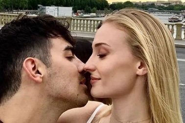 Joe Jonas và Sophie Turner mời nhiều "sao" dự đám cưới