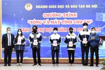 Hà Nội: Thêm 4.000 máy tính bảng và phần mềm học tập đến tay học sinh