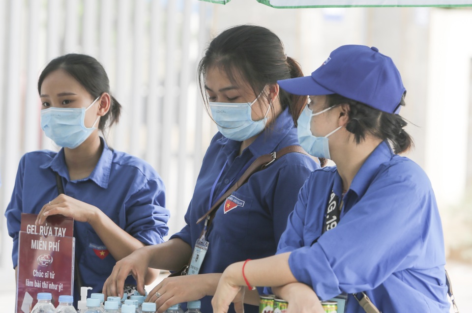 Thanh niên tình nguyện sát cánh cùng thí sinh thi tốt nghiệp THPT 2020 - 4 Thanh niên tình nguyện sát cánh cùng thí sinh thi tốt nghiệp THPT 2020 - 4