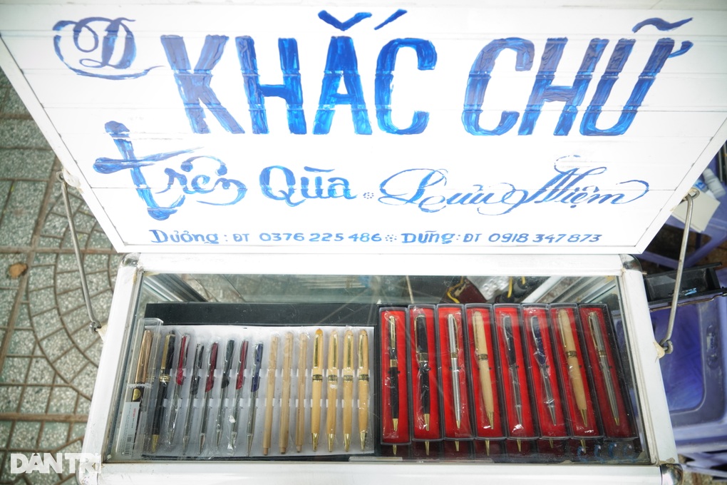 Thợ khắc chữ lâu năm nhất TPHCM, cả đời bám hè phố - 4 Thợ khắc chữ lâu năm nhất TPHCM, cả đời bám hè phố - 4