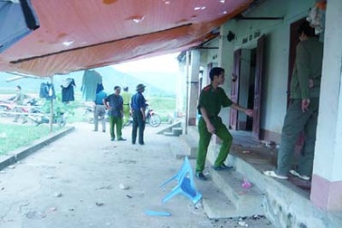 Dùng mắm tôm, trứng thối “tập kích” trạm gác mỏ quặng