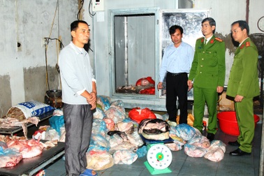 Thu giữ 700kg bì lợn đang phân hủy tại cơ sở sản xuất giò, dăm bông