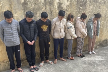 Bắt quả tang hơn chục "nam thanh, nữ tú" bay lắc trong 2 phòng hát karaoke