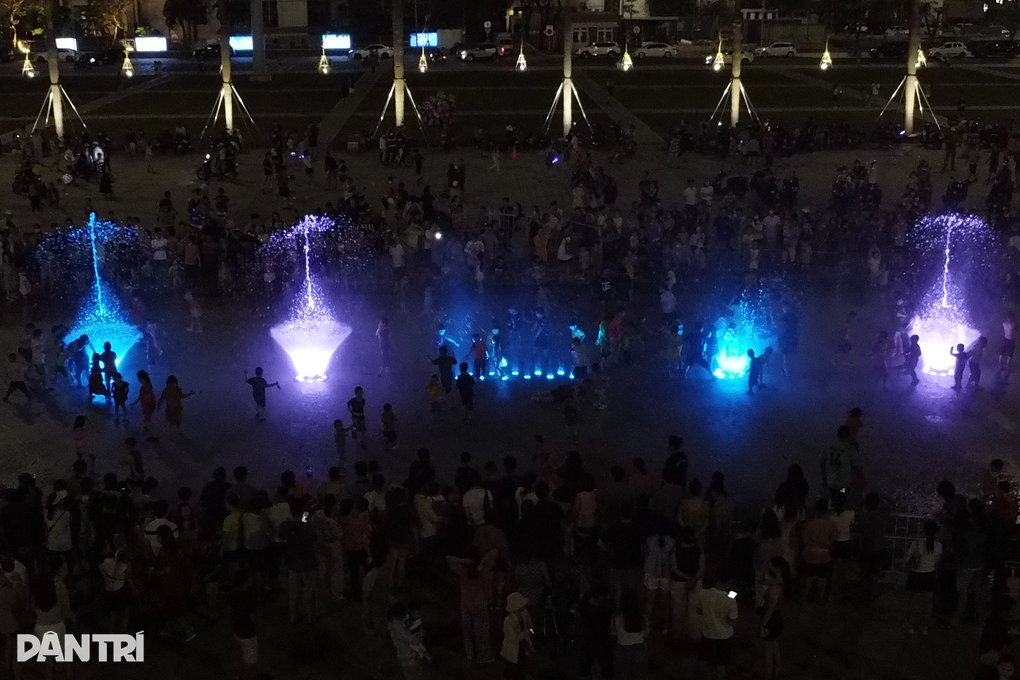 Khu nhạc nước thành sân chơi trẻ em, đội quản lý than phản cảm mà bất lực  - 2