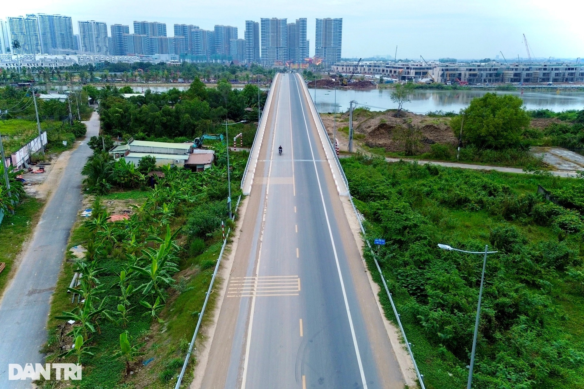 Đất, cát phủ vàng cây cầu ở TPHCM - 1 Đất, cát phủ vàng cây cầu ở TPHCM - 1