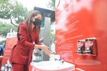 Chi Pu làm đại sứ gây quỹ dựng 100 trạm rửa tay dã chiến miễn phí