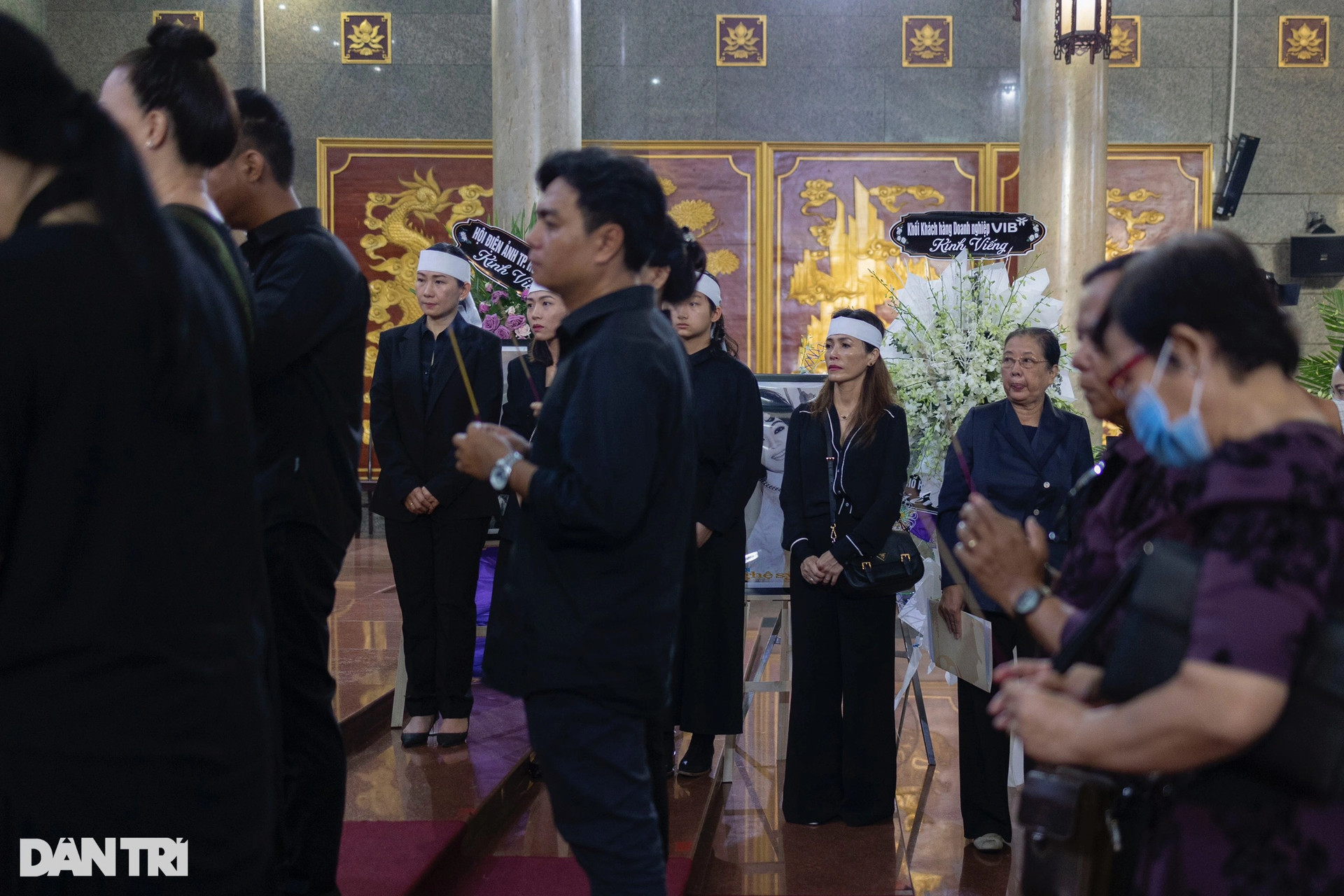 Tiễn biệt Thẩm Thúy Hằng: NSND Kim Cương đứng không vững, Mộng Tuyền nức nở - 3 Tiễn biệt Thẩm Thúy Hằng: NSND Kim Cương đứng không vững, Mộng Tuyền nức nở - 3