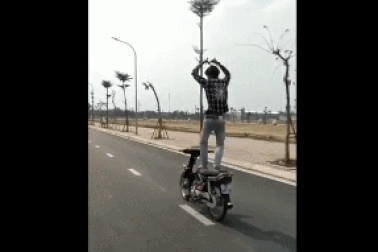 Nổi bật tuần qua: Thanh niên "diễn xiếc" trên xe máy và cái kết "xứng đáng"