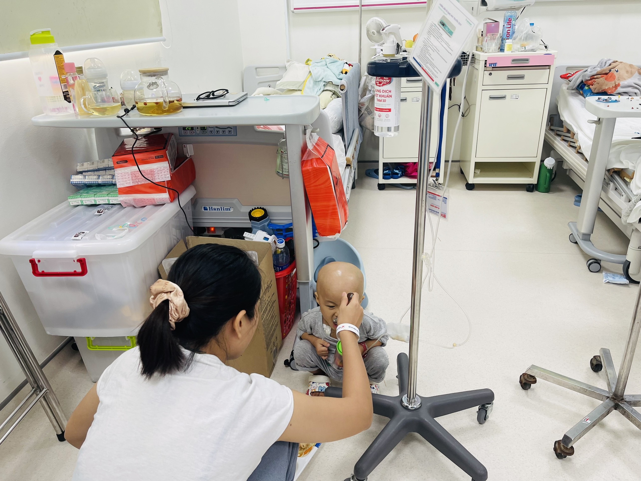 রাতে হাসপাতালে একক মা লাইভস্ট্রিম করেন, সকালে তার সন্তানের সাথে ক্যান্সারের সাথে লড়াই করেন - ৩ Mẹ đơn thân đêm livestream ở bệnh viện, sáng cùng con chiến đấu với ung thư - 3