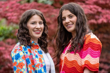 Chị gái "chiến đấu" với cá sấu, cứu em gái song sinh thoát chết