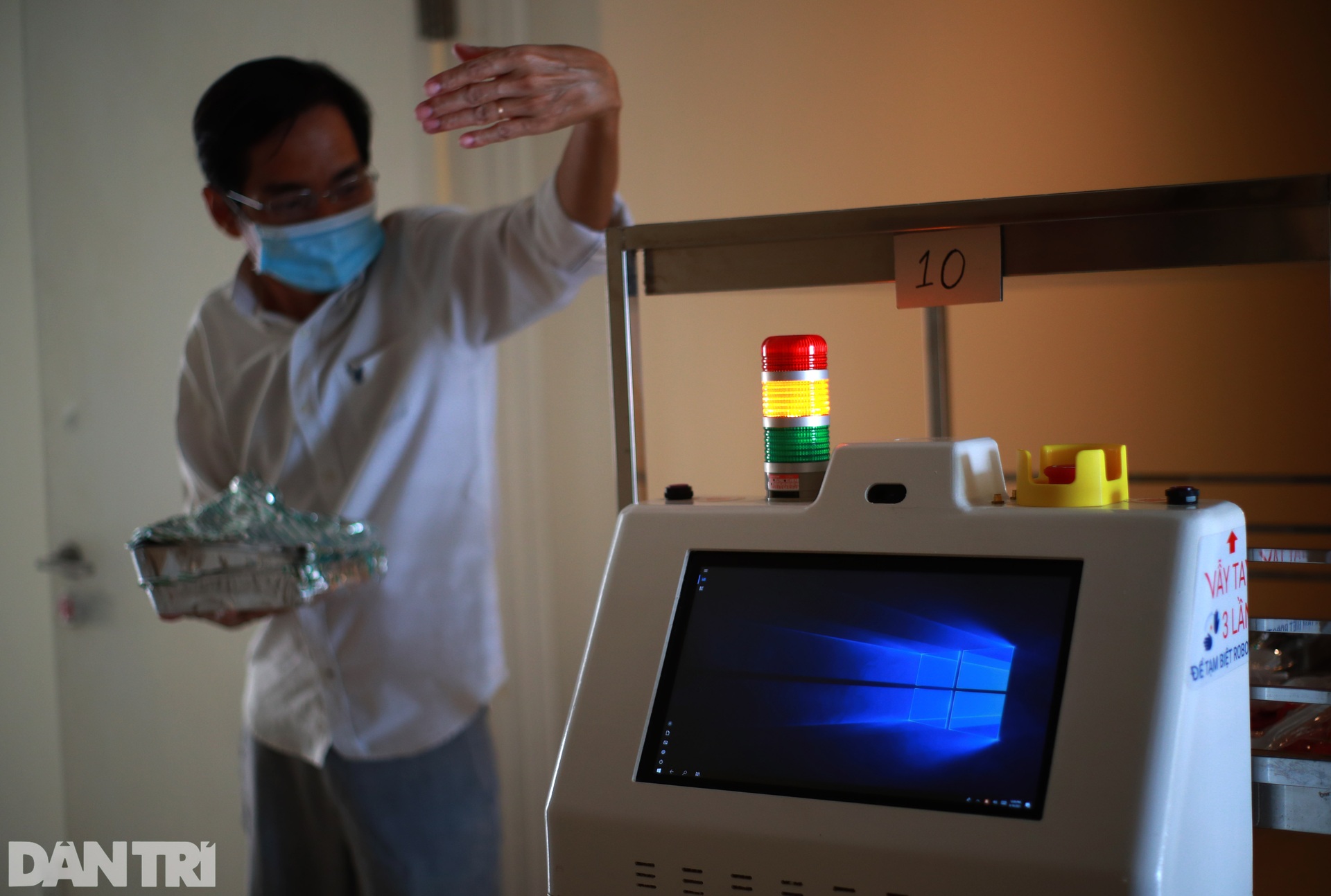 Rô-bốt mang cơm, thuốc men tận phòng bệnh nhân điều trị Covid-19 ở Sài Gòn - 12 Rô-bốt mang cơm, thuốc men tận phòng bệnh nhân điều trị Covid-19 ở Sài Gòn - 12