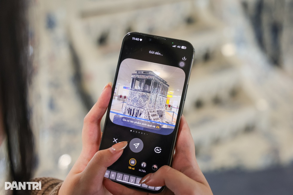 Nhiều người… nhỡ tàu vì mải chụp ảnh cùng tác phẩm độc đáo tại ga Cầu Giấy - 8 Nhiều người… nhỡ tàu vì mải chụp ảnh cùng tác phẩm độc đáo tại ga Cầu Giấy - 8