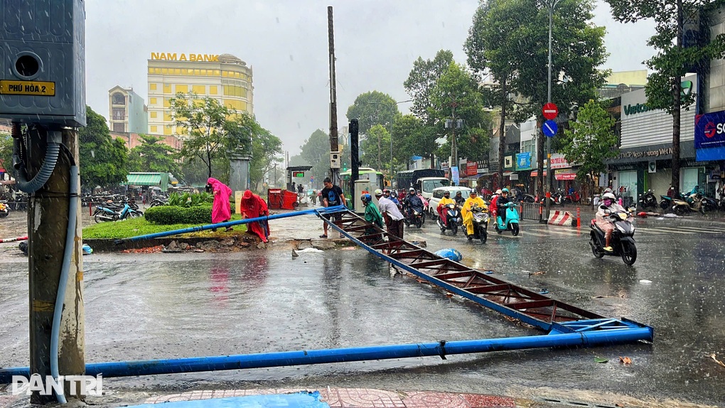 Cổng chào ở TPHCM đổ sập vì dông lớn, nhiều người thoát nạn trong gang tấc - 1 Cổng chào ở TPHCM đổ sập vì dông lớn, nhiều người thoát nạn trong gang tấc