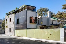 Không gian độc đáo, xanh mát quanh năm nhờ có vườn cây, ao cá trong nhà