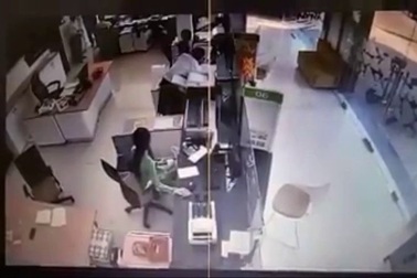 Clip tên cướp xông vào ngân hàng cướp hơn 2 tỉ đồng