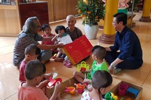 Cần Thơ: Trao quà Tết đến các bé họ Nhân ở chùa Long An