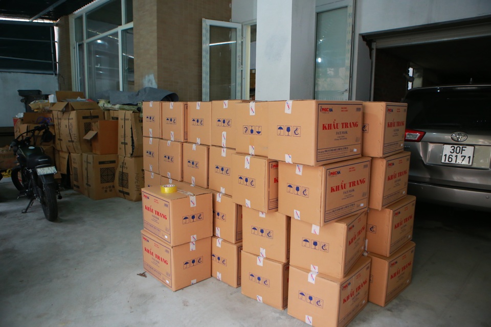 Phát hiện một người Trung Quốc thu gom 50 thùng khẩu trang tại Hà Nội - 2 Phát hiện một người Trung Quốc thu gom 50 thùng khẩu trang tại Hà Nội - 2