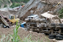 Kinh hãi cảnh hàng chục ô tô bị lũ cuốn, đất vùi ngổn ngang