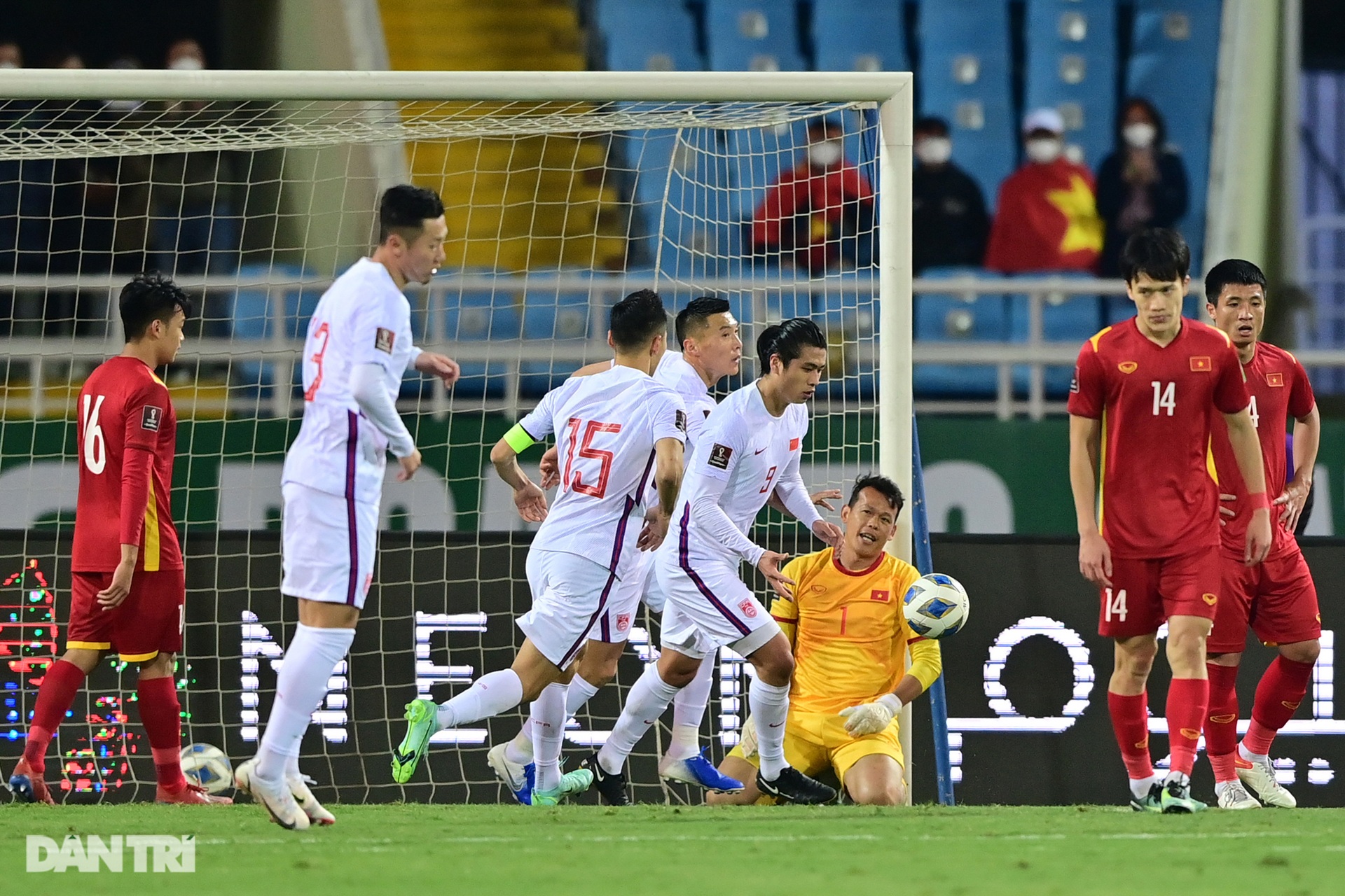 CĐV quá khích cầm cờ lao xuống sân ăn mừng cùng đội tuyển Việt Nam - 9 CĐV quá khích cầm cờ lao xuống sân ăn mừng cùng đội tuyển Việt Nam - 9