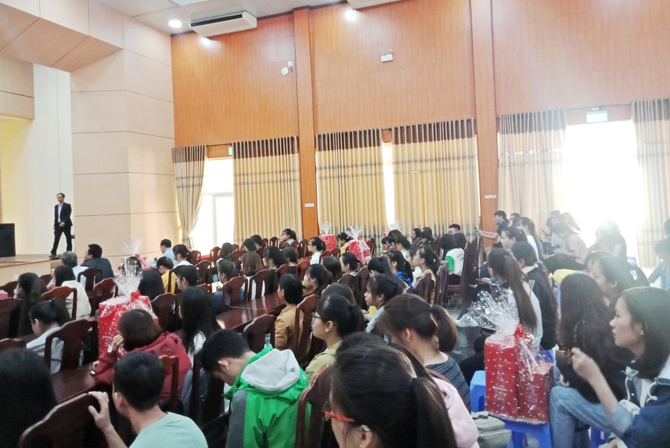 Tặng vé xe, mứt Tết cho sinh viên khó khăn về quê - 4 Tặng vé xe, mứt Tết cho sinh viên khó khăn về quê - 4