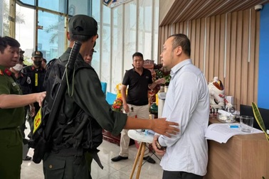 Cả trăm người dân lo lắng khi công an khám xét Công ty GFDI tại Đà Nẵng