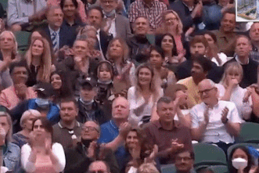 Cả khán đài vỗ tay vang dội cảm ơn nhà khoa học điều chế vắc xin Covid-19