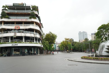 Hà Nội khác lạ trong những ngày xử phạt người vi phạm lệnh hạn chế ra đường