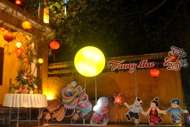 Hàng ngàn du khách đổ về Hội An chơi Trung thu