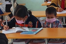 Bé gái 2 tuổi "học" lớp 6 cùng chị