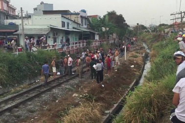 Nghe nhạc trên đường ray, nam thanh niên bị tàu hoả tông chết