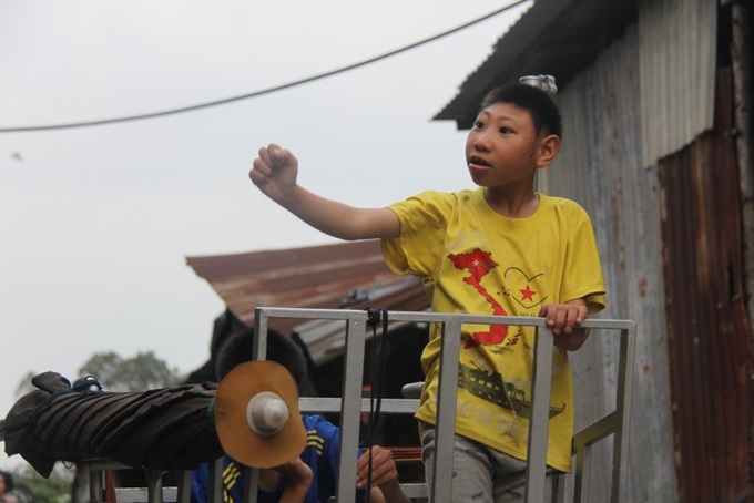 Nhìn thấy cảnh ba cha con đi bán kẹo, nhiều người thương tình mua ủng hộ anh dăm ba ngàn. Xóm lao động, ai cũng nghèo khổ cả. Chị Văn Thị Hương, 28 tuổi, hàng xóm của anh, tâm sự: “Nhiều lúc thấy anh Nghị chạy đôn chạy đáo để lo cho hai đứa nhỏ, ai nấy cũng xót thương. Nhưng ở đây ai cũng là dân lao động, chỉ biết động viên anh chứ giúp đỡ được gì đâu”.