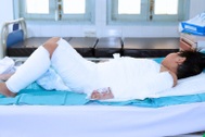 Xe bánh bao đổ, bé trai 7 tuổi bị nước sôi đổ vào người bỏng 50% cơ thể