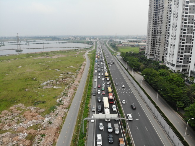 Ùn ứ kéo dài hàng km tại cửa ngõ Hà Nội - 2 Ùn ứ kéo dài hàng km tại cửa ngõ Hà Nội - 2