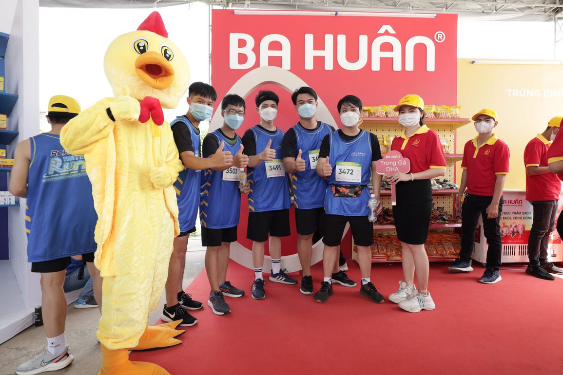 Trứng gà Ba Huân hào hứng mang đến hàng loạt thú vị cho các vận động viên tại đường chạy nước Revive Water Run 2022 - 1 Trứng gà Ba Huân hào hứng mang đến hàng loạt thú vị cho các vận động viên tại đường chạy nước Revive Water Run 2022 - 1