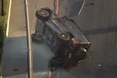 Xe Mercedes G-Wagon bị một chiếc Toyota đâm lật khi đang chạy trốn cảnh sát