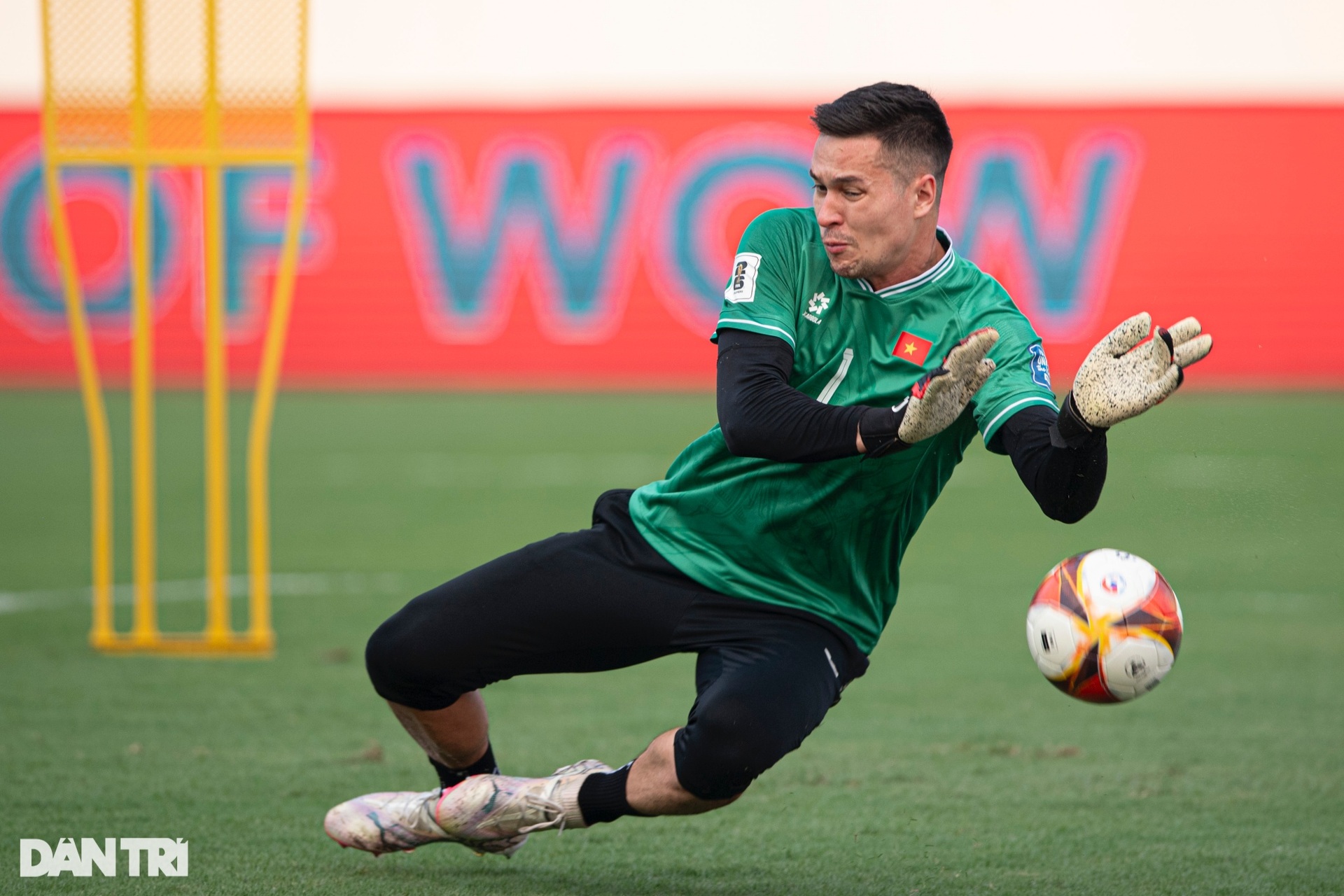 HLV Troussier căng thẳng, liên tục dừng buổi tập của tuyển Việt Nam - 13 HLV Troussier căng thẳng, liên tục dừng buổi tập của tuyển Việt Nam - 13