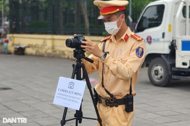 CSGT dùng máy ảnh đứng tại các ngã tư Hà Nội để xử lý xe máy vượt đèn đỏ
